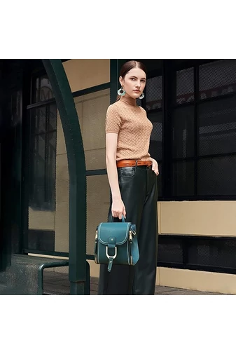 Dámský kompaktní 2v1 batoh a crossbody z PU, černý, 21×21×13cm