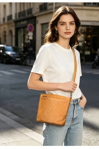 Crossbody kabelka přes rameno z přírodní kůže s raženým květinovým vzorem,. Béžová (22×22×10 cm)